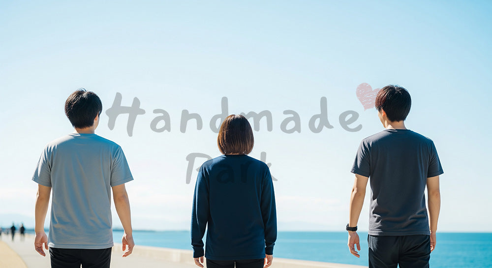 フリー素材 無料 写真|青空と開放感のあるチームの時間のある海沿いを歩く日本人同僚の後ろ姿