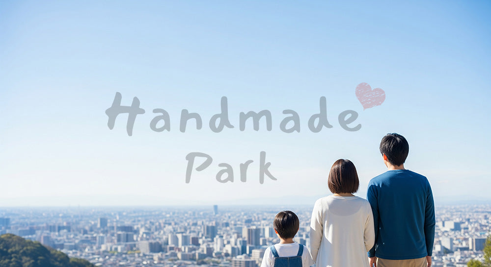 フリー素材 無料 写真|未来を感じる温かな休日のある高台から街と青空を眺める日本人家族の後ろ姿