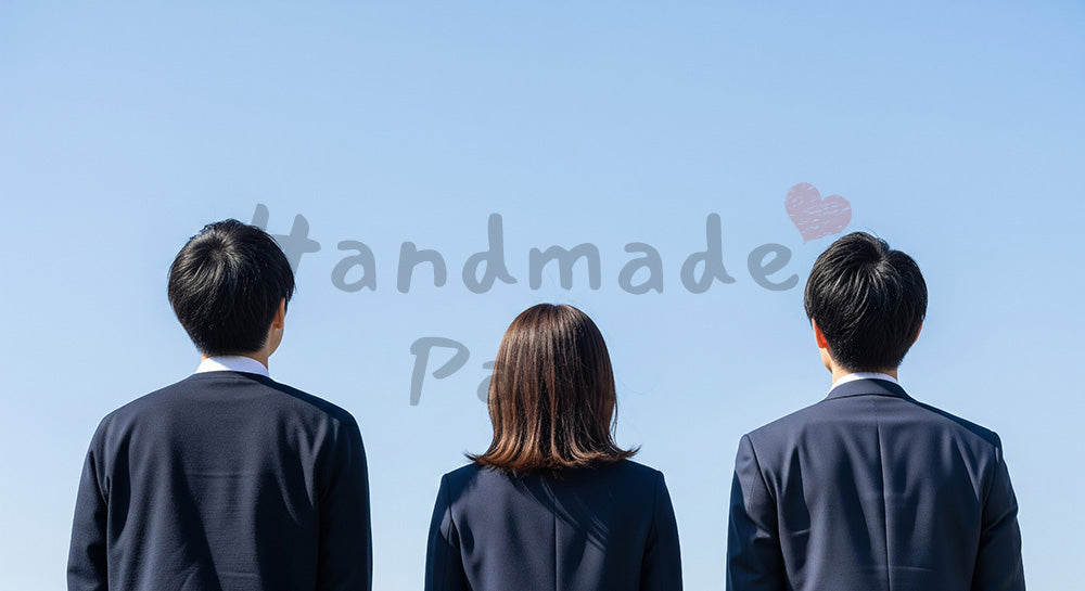 フリー素材 無料 写真|並んで空を見上げる日本人同僚の後ろ姿、前向きなビジネスと青空の空きスペース