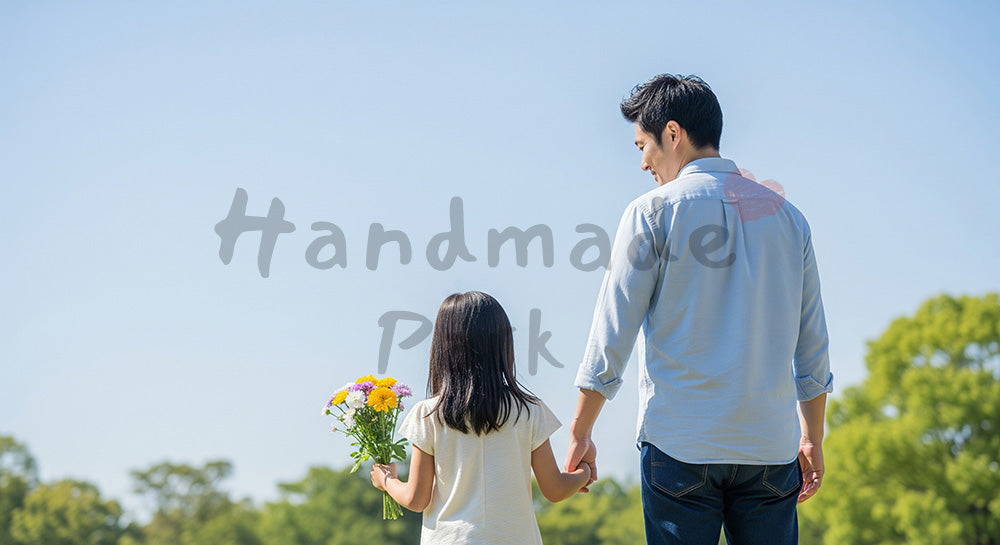 フリー素材 無料 写真|青空とやさしい贈り物の時間のある小さな花束を持って歩く日本人親子の後ろ姿