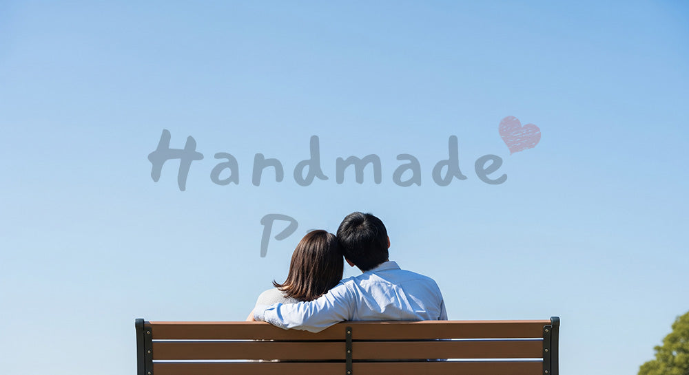 フリー素材 無料 写真|ベンチで肩を寄せる日本人カップルの後ろ姿、青い空と穏やかな恋人の時間