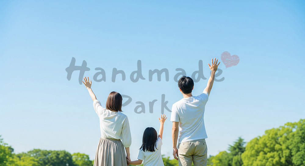 フリー素材 無料 写真|青空の下で手を振る日本人家族の後ろ姿、歓迎やありがとうに使える温かなバックグラウンド