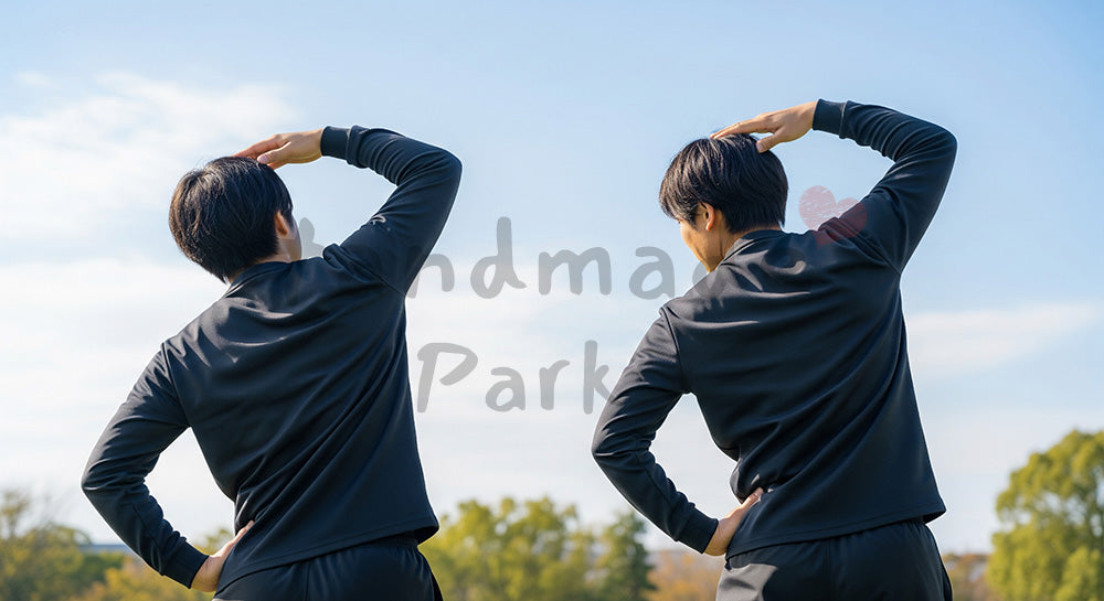 フリー素材 無料 写真|健康的な働き方とリフレッシュのある青空の下でストレッチする日本人同僚の後ろ姿