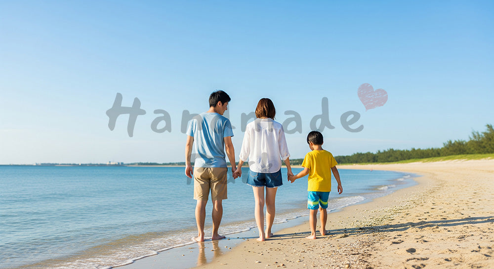 フリー素材 無料 写真|青空の下で手をつないで歩く日本人家族の後ろ姿日常の安全と温かな暮らし 背景素材