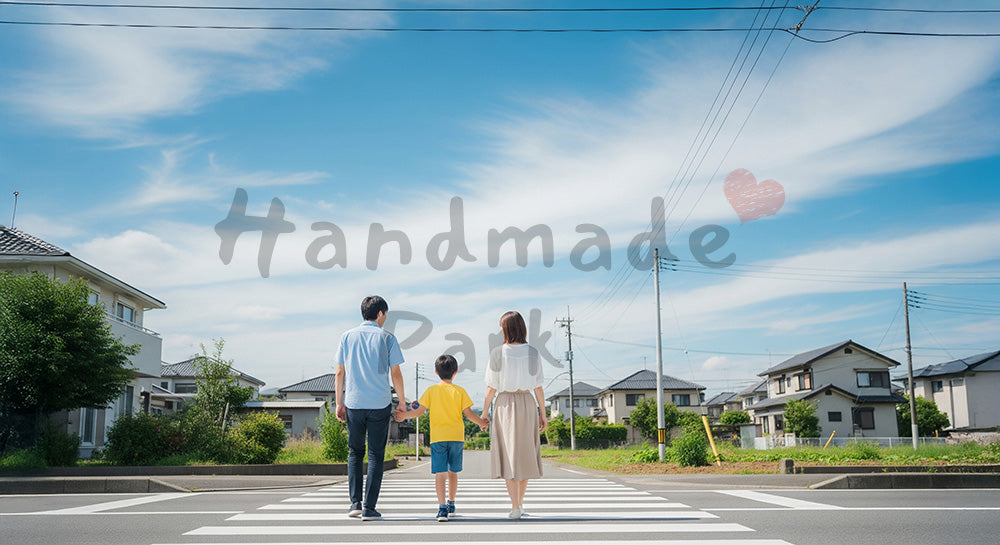 フリー素材 無料 写真|青空の下で手をつないで歩く日本人家族の後ろ姿、日常の安全と温かな暮らし