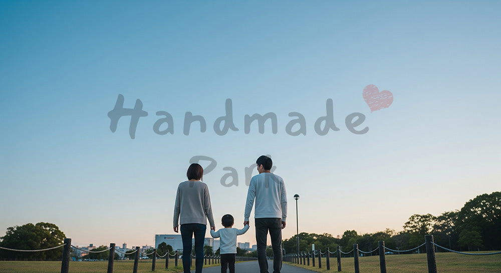 フリー素材 無料 写真|夕方前の青空の下を歩く日本人家族の後ろ姿穏やかな日常と温もり