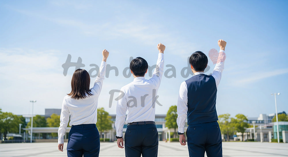 フリー素材 無料 写真|青空の下で手を挙げる日本人同僚の後ろ姿達成感と前向きなビジネスムード