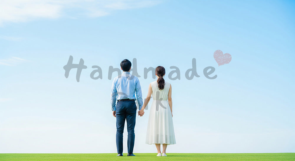 フリー素材 無料 写真|青空を見上げて手をつなぐ日本人カップルの後ろ姿、希望を感じる温かな空きスペースバックグラウンド