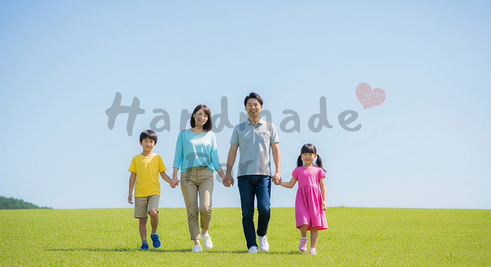 フリー素材 無料 写真|青空の丘で微笑む日本人家族(正面) 背景素材