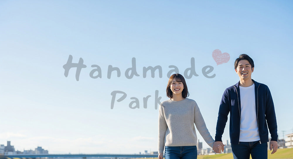 フリー素材 無料 写真|河川敷で手をつなぐ日本人カップル(正面) 写真背景