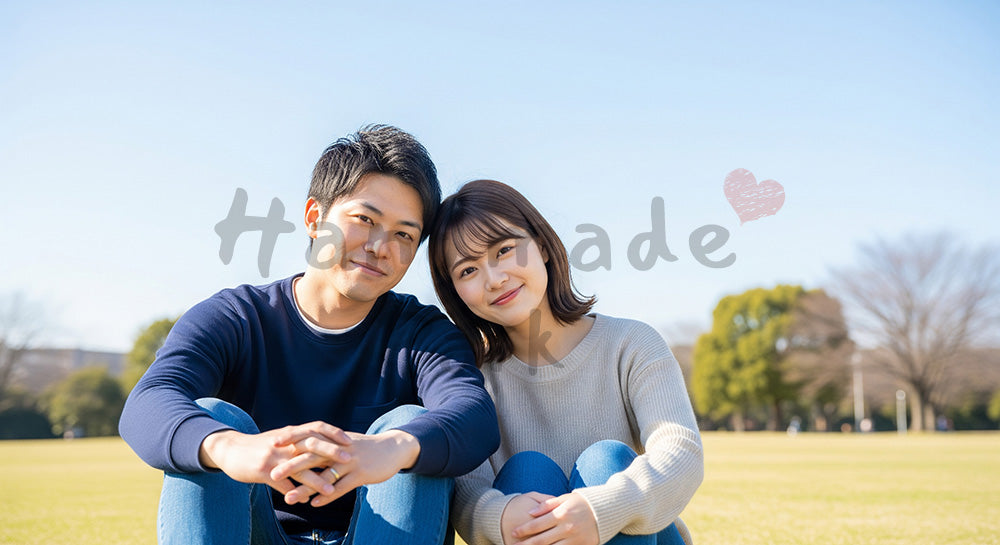フリー素材 無料 写真|芝生で微笑む日本人カップル(正面) 写真背景