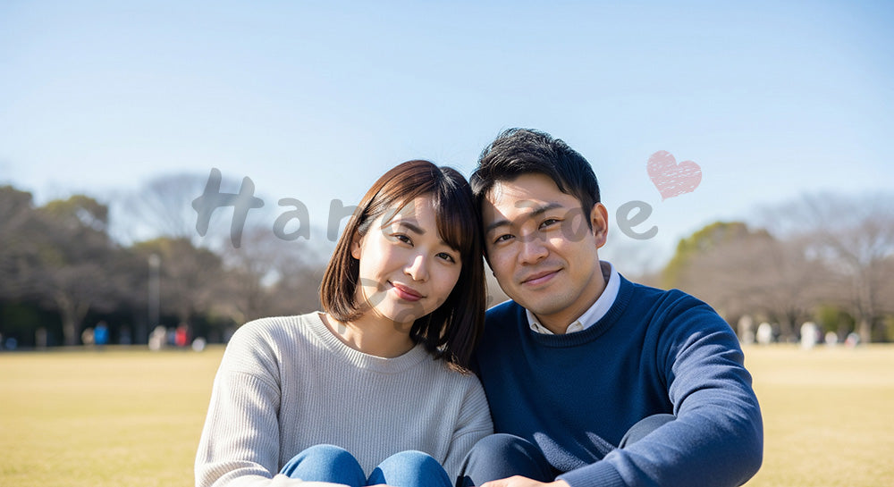 フリー素材 無料 写真|芝生で微笑む日本人カップル(正面) 背景素材