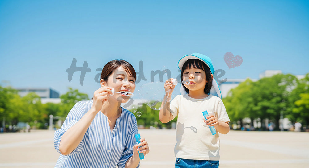 フリー素材 無料 写真|シャボン玉で遊ぶ日本人親子(正面) 余白あり