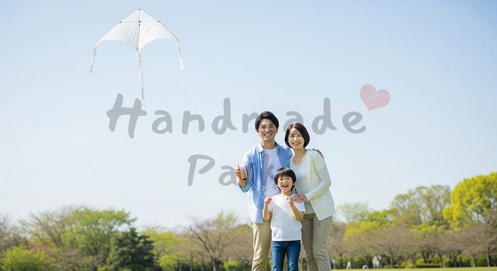 フリー素材 無料 写真|凧揚げを楽しむ日本人家族(正面) 写真背景