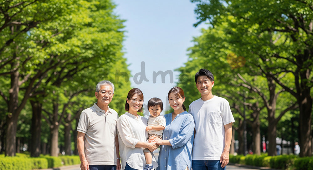 フリー素材 無料 写真|並木道で微笑む日本人3世代家族(正面) 背景素材