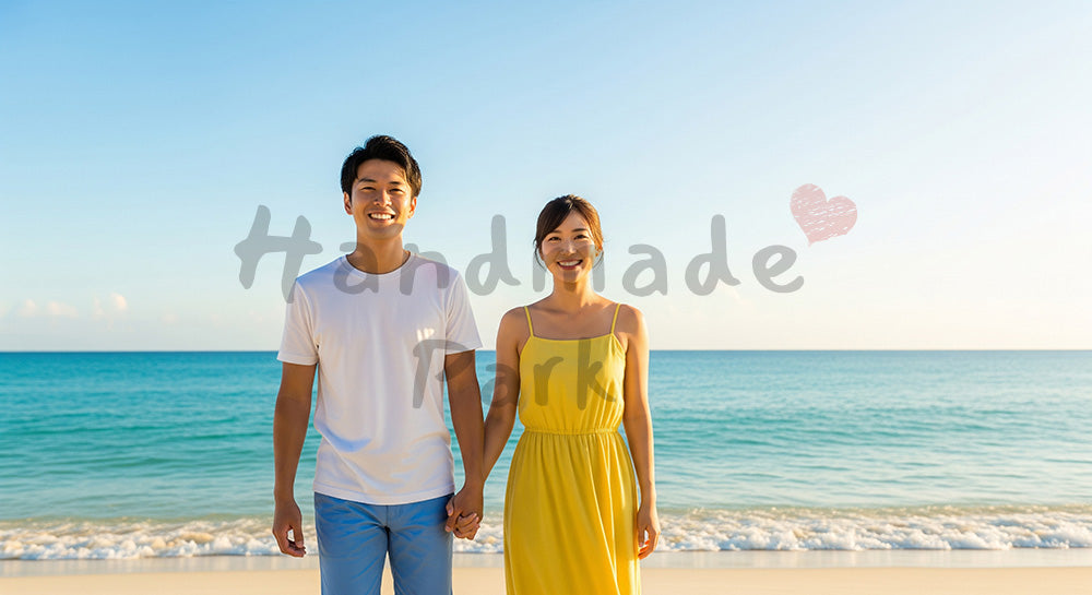 フリー素材 無料 写真|青空と海辺で微笑む日本人カップル(正面) 背景素材
