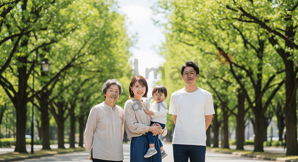 フリー素材 無料 写真|並木道で微笑む日本人3世代家族(正面) 写真背景