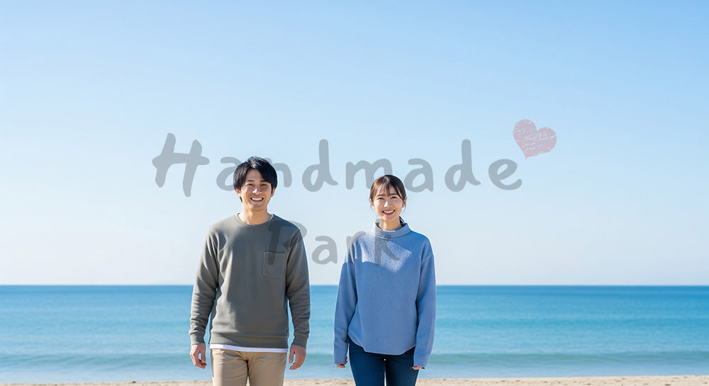 フリー素材 無料 写真|青空と海辺で微笑む日本人カップル(正面)
