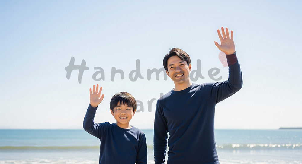 フリー素材 無料 写真|海辺で手を振る日本人親子(正面) 写真背景
