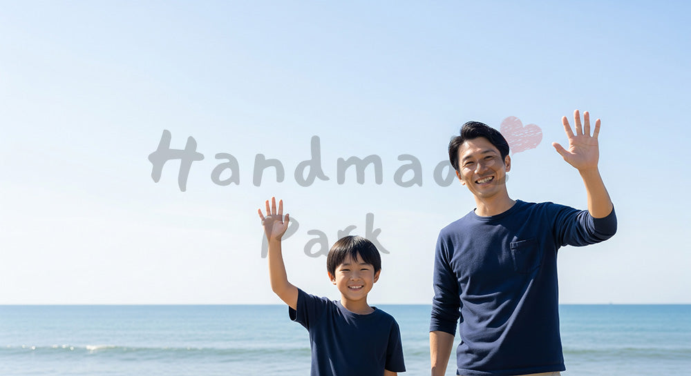 フリー素材 無料 写真|海辺で手を振る日本人親子(正面) 背景素材