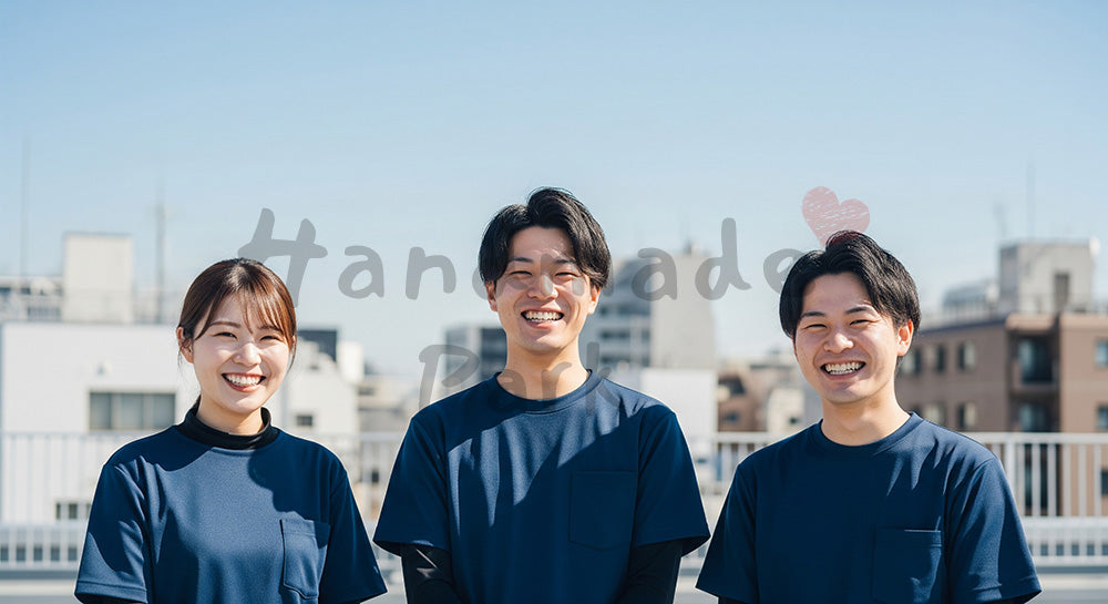 フリー素材 無料 写真|屋上で微笑む日本人同僚(正面) 写真背景