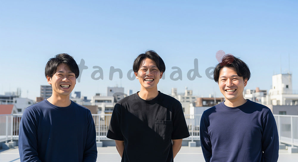 フリー素材 無料 写真|屋上で微笑む日本人同僚(正面)