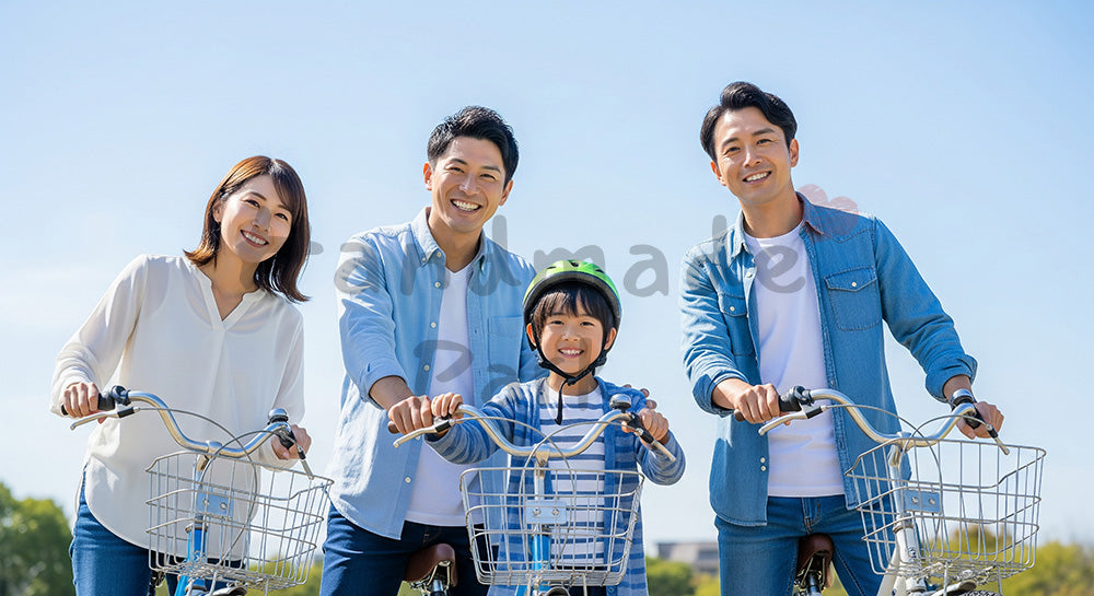 フリー素材 無料 写真|自転車と青空の日本人家族(正面)
