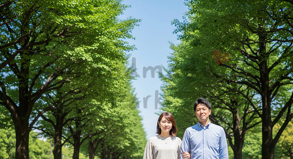 フリー素材 無料 写真|並木道で寄り添う日本人カップル(正面) 余白あり