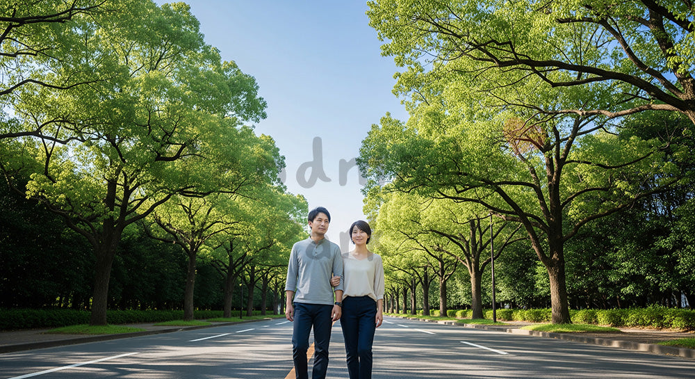 フリー素材 無料 写真|並木道で寄り添う日本人カップル(正面) 写真背景