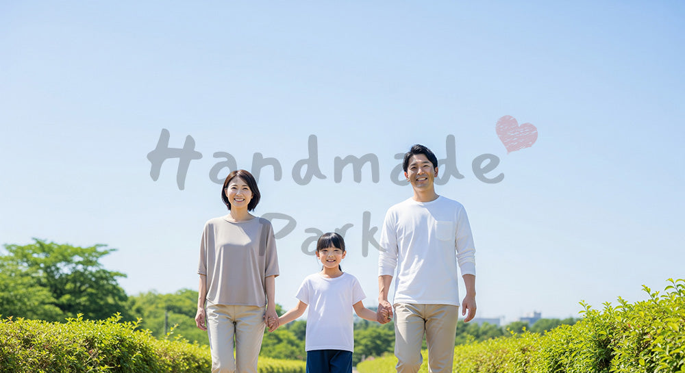 フリー素材 無料 写真|青い空の公園を歩く日本人家族(正面) 背景素材