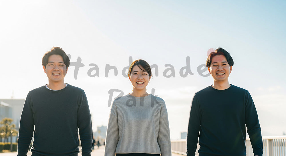 フリー素材 無料 写真|海沿いで微笑む日本人同僚(正面) 余白あり