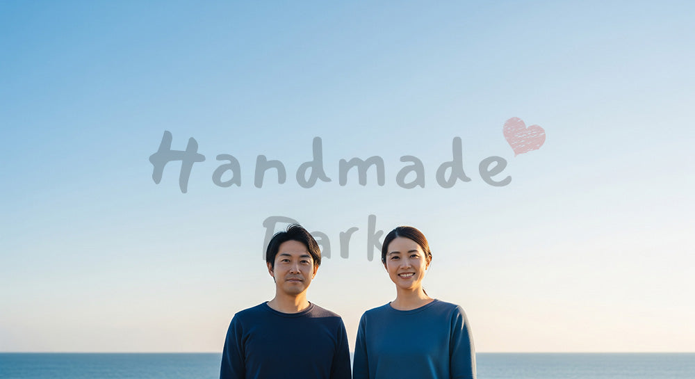 フリー素材 無料 写真|夕方前の海辺で微笑む日本人カップル(正面) 背景素材