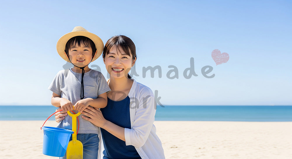 フリー素材 無料 写真|砂浜で微笑む日本人親子(正面) 余白あり