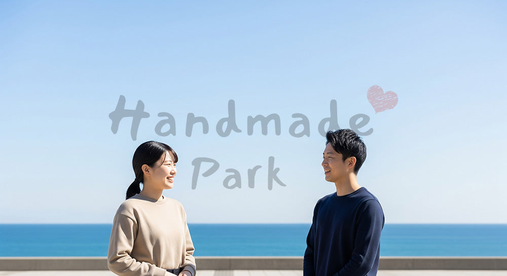 フリー素材 無料 写真|青い空と海をバックグラウンドに話す日本人同僚(正面) 背景素材