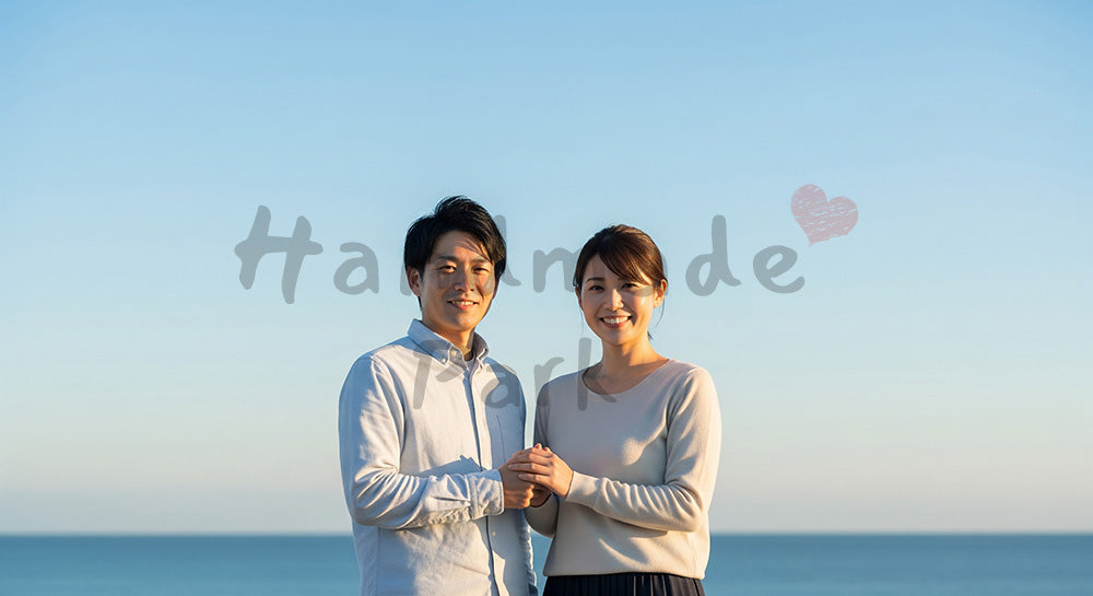フリー素材 無料 写真|夕方前の海辺で微笑む日本人カップル(正面) 余白あり