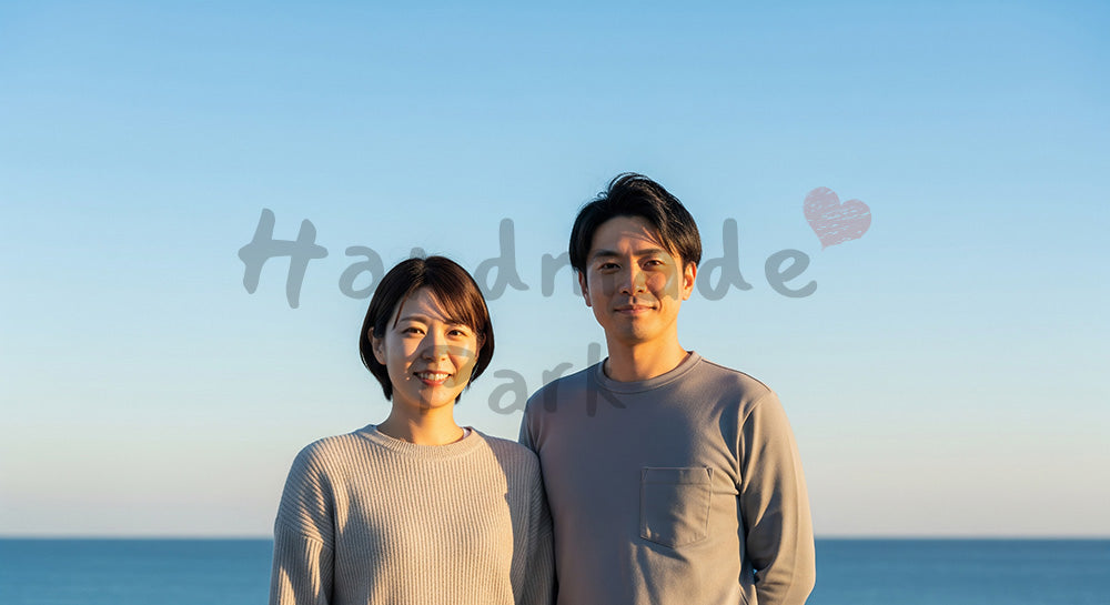 フリー素材 無料 写真|夕方前の海辺で微笑む日本人カップル(正面)
