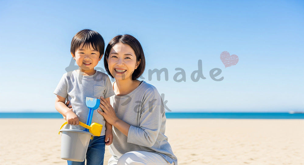 フリー素材 無料 写真|砂浜で笑う日本人家族(正面) 余白あり
