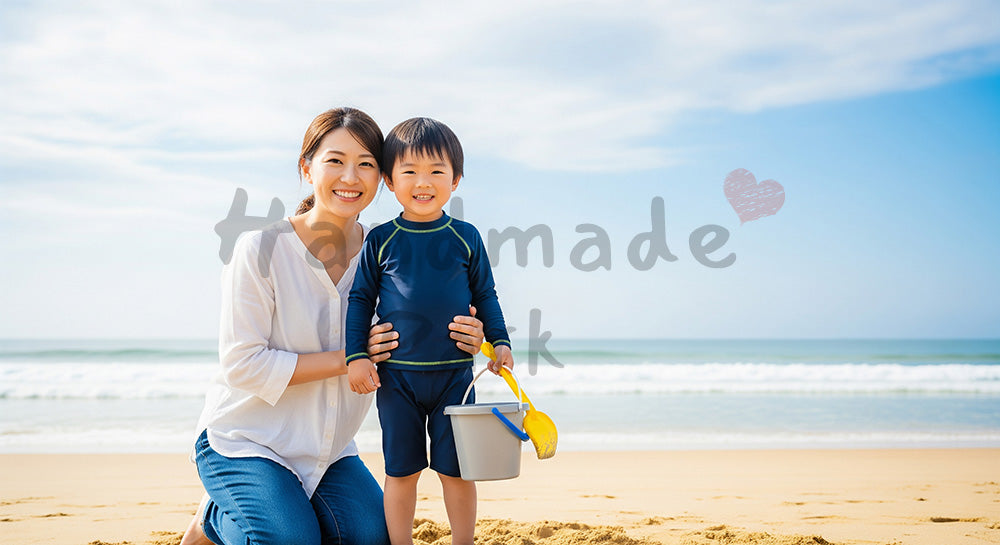 フリー素材 無料 写真|砂浜で笑う日本人家族(正面)