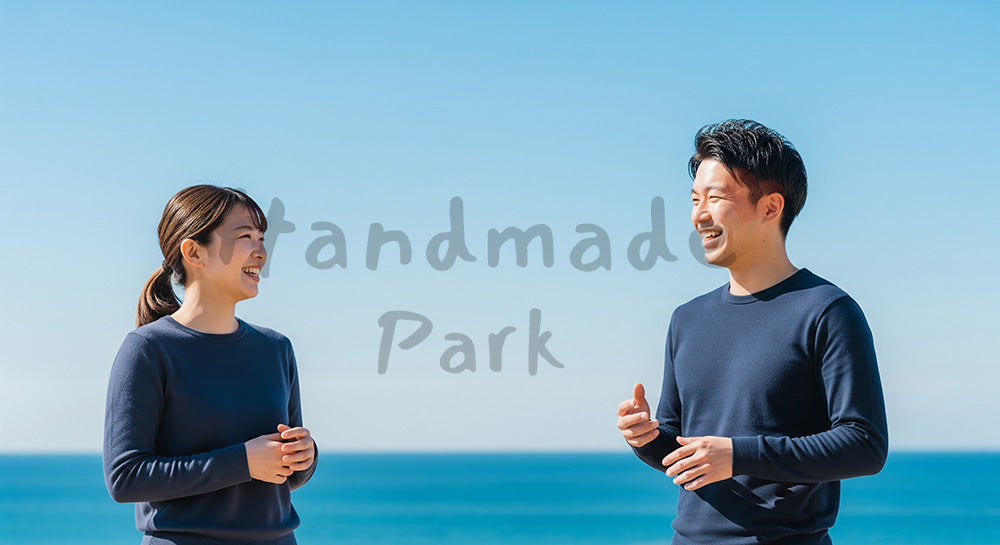 フリー素材 無料 写真|青空と海を背景に話す日本人同僚(正面) 背景素材
