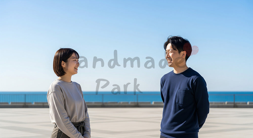 フリー素材 無料 写真|青い空と海を背景に話す日本人同僚(正面)