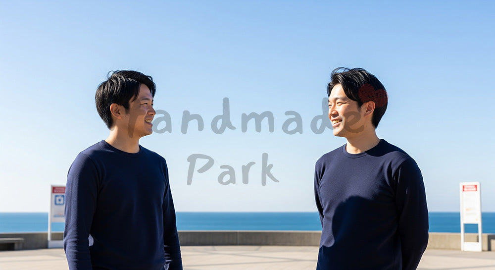 フリー素材 無料 写真|青空と海を背景に話す日本人同僚(正面)