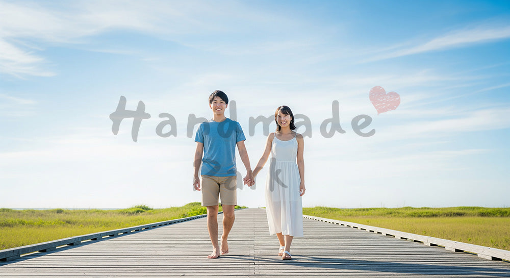 フリー素材 無料 写真|青空へ続く道で微笑む日本人カップル(正面)