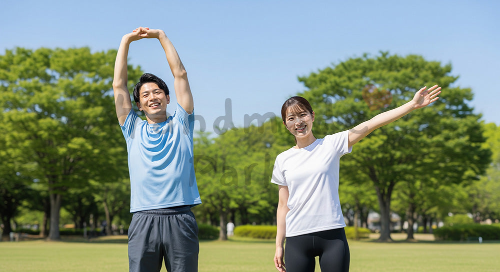 フリー素材 無料 写真|青い空の下でストレッチする日本人同僚(正面)