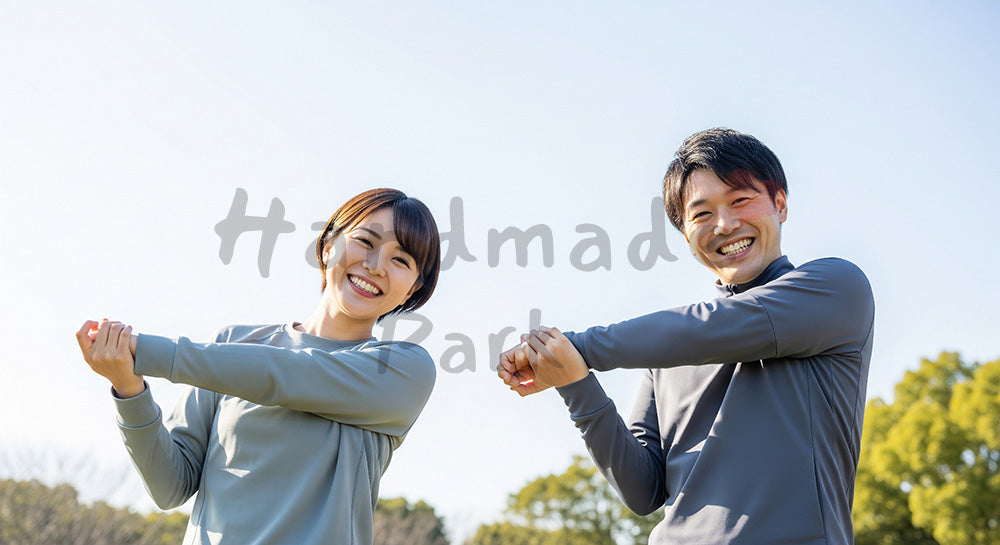 フリー素材 無料 写真|青空の下でストレッチする日本人同僚(正面)