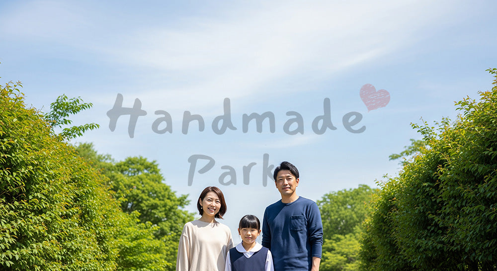 フリー素材 無料 写真|森の入口で微笑む日本人家族(正面)