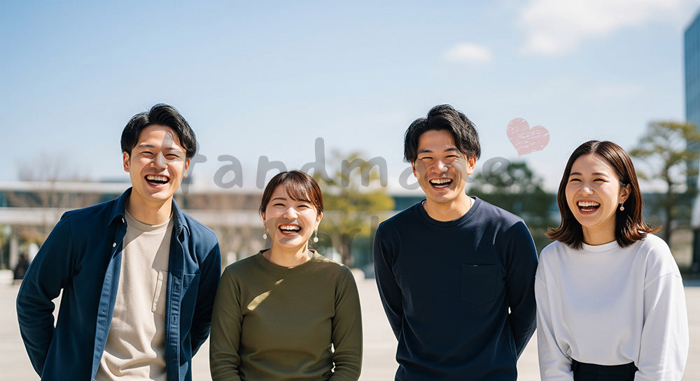 フリー素材 無料 写真|週末アウトドアで笑う日本人同僚(正面) 背景素材