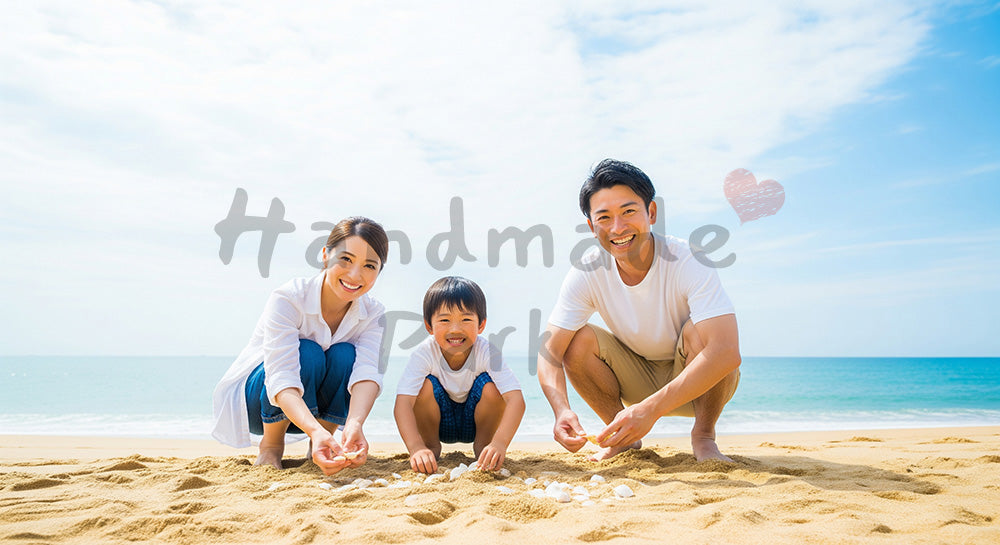 フリー素材 無料 写真|貝殻拾いで笑う日本人家族(正面) 余白あり