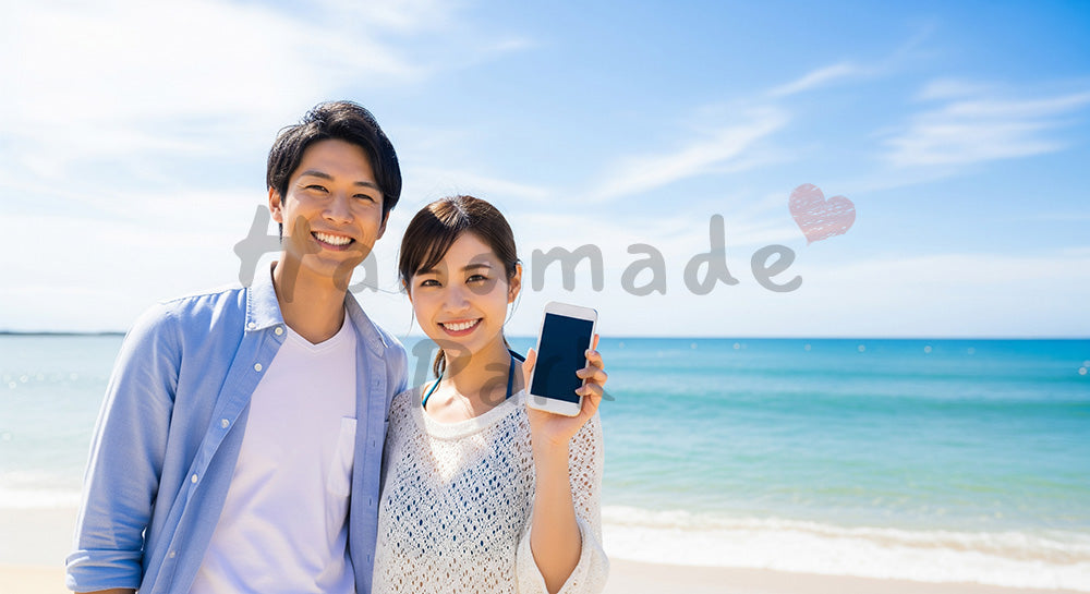 フリー素材 無料 写真|海辺で微笑む日本人カップル(正面・撮影小物) 余白あり