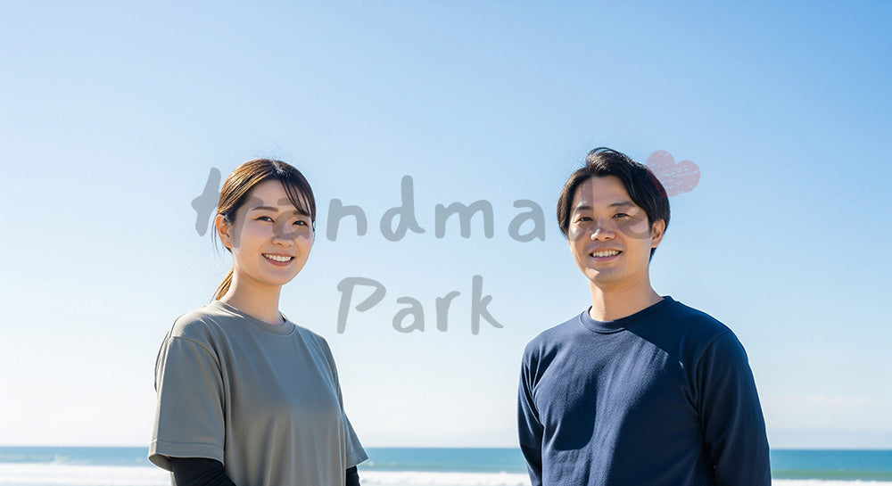 フリー素材 無料 写真|海辺で会話する日本人同僚(正面) 余白あり