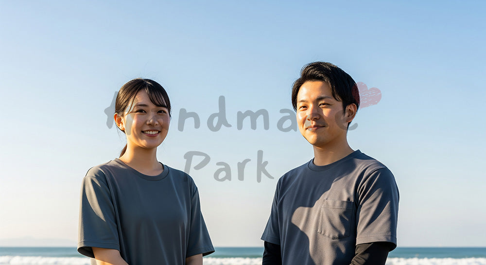 フリー素材 無料 写真|海辺で会話する日本人同僚(正面) 写真背景